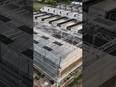 Moderna serra solare fotovoltaica intelligente multi-porta con pannelli in policarbonato Venlo